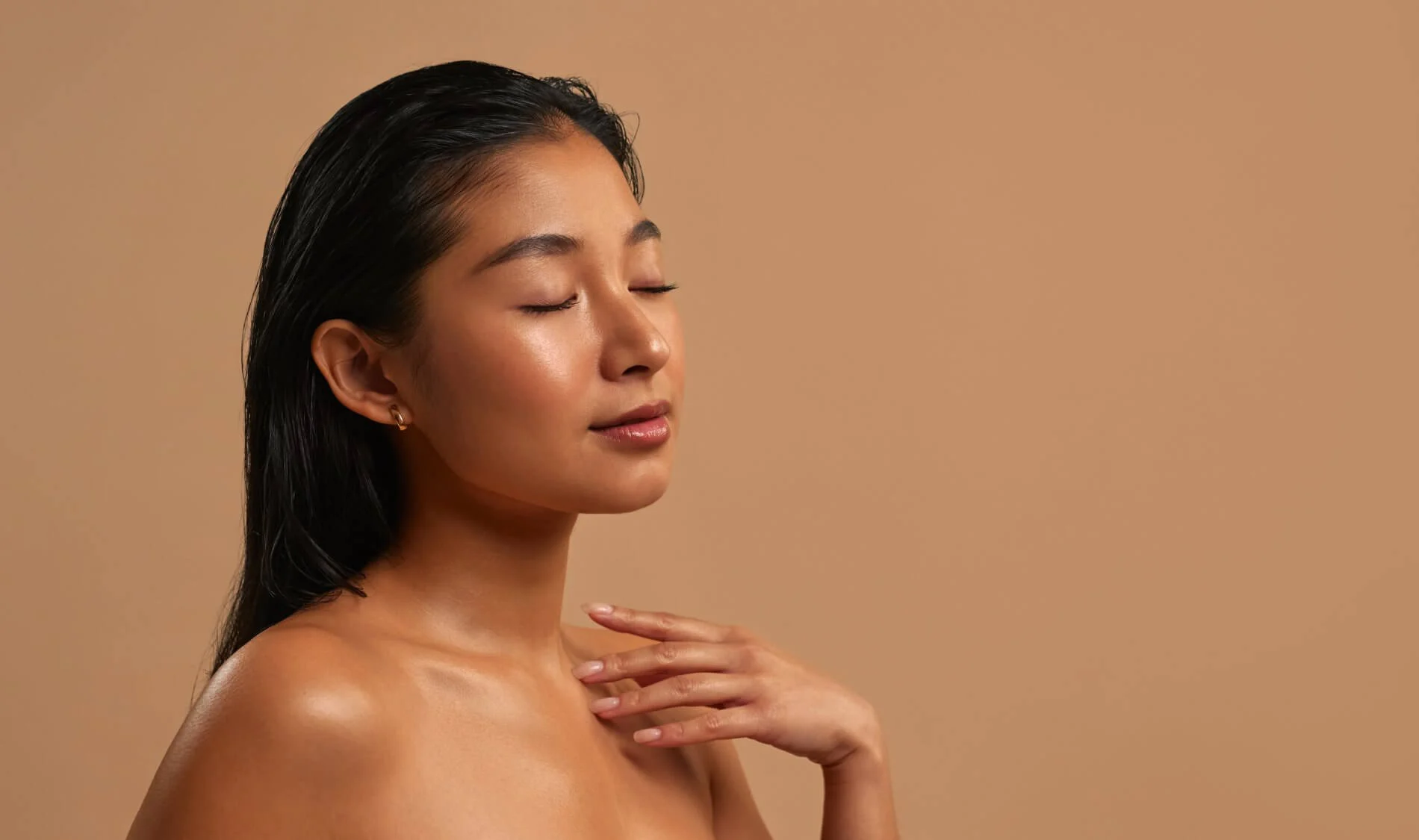 Woman with bronzed, glowing skin after a professional spray tan