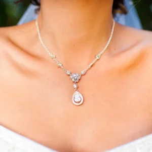 Closeup,image,of,the,diamond,and,gold,necklace,of,a Closeup,image,of,the,diamond,and,gold,necklace,of,a